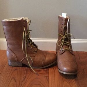 Size 6 NWT military style boat